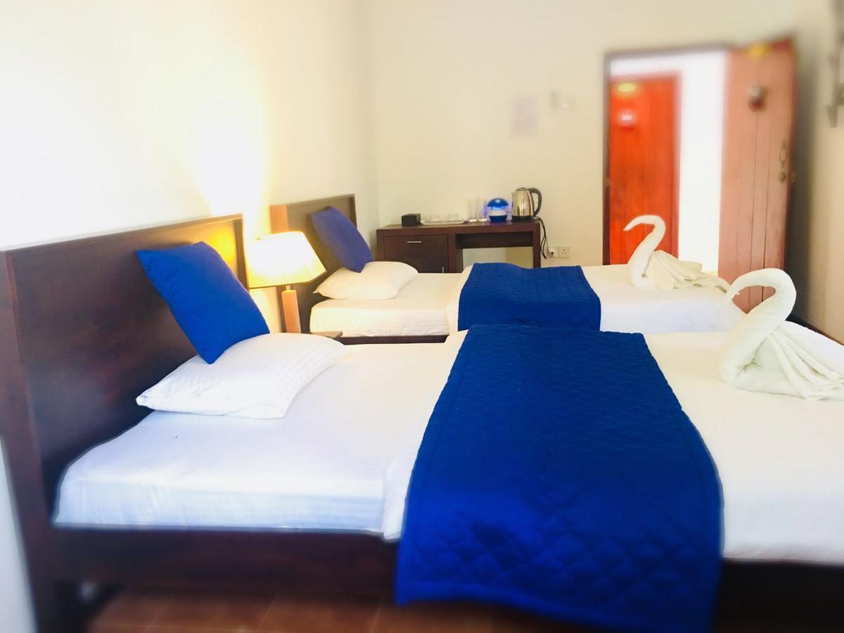 Blue Whale Holiday Hotel Mirissa Zimmer foto